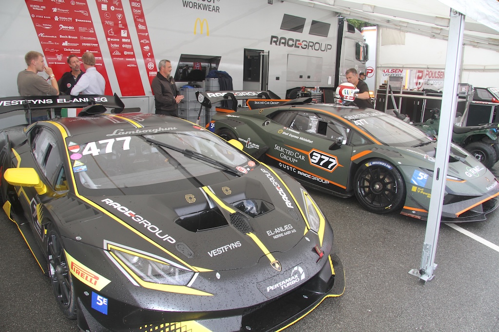 De to fantastiske Lamborghini racere, som deltog i Race for Riget. En tur er ikke billig – men en oplevelse man ikke lige glemmer dagen efter og pengene går i den grad til et godt formål.
(Foto: Motorsporten.dk)